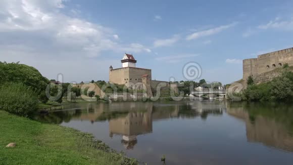 八月的赫尔曼城堡景色爱沙尼亚纳尔瓦视频的预览图