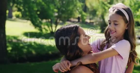 妈妈在公园拥抱女儿视频的预览图