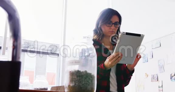 女性高管使用数字平板电脑视频的预览图