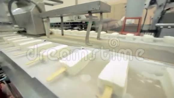 冰淇淋生产线食品加工厂冰淇淋制造视频的预览图