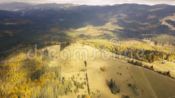 鸟瞰Vorohta附近的其他秋季喀尔巴阡山脉视频的预览图