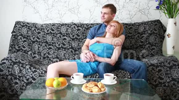 家里的情侣在沙发上放松视频的预览图