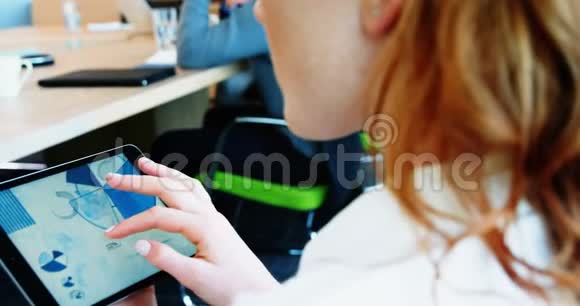 女性高管使用数字平板电脑视频的预览图