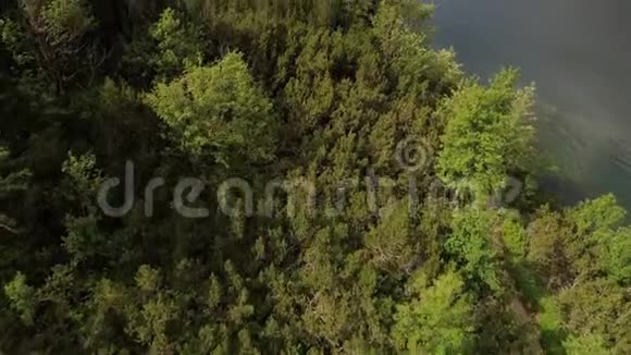 鸟瞰群山中的湖泊视频的预览图