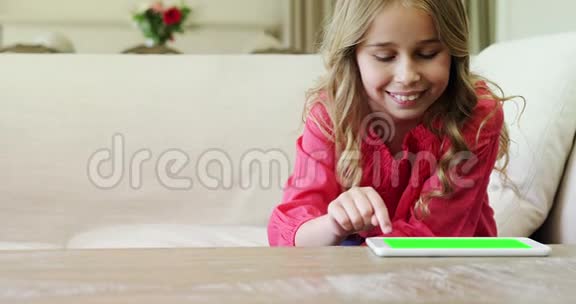 在客厅里用数码平板电脑的女孩视频的预览图
