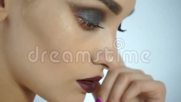 用化妆和健康的皮肤接近美丽的年轻女孩视频的预览图