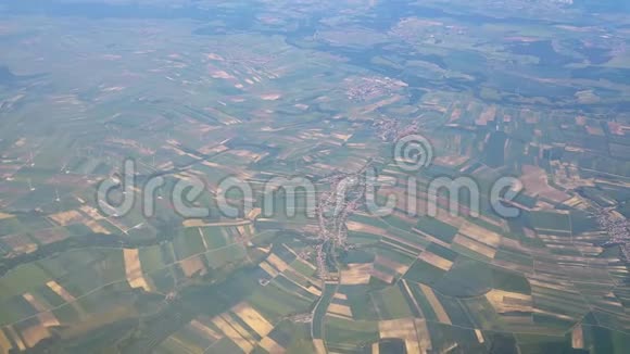 从飞机窗口的景观视频的预览图