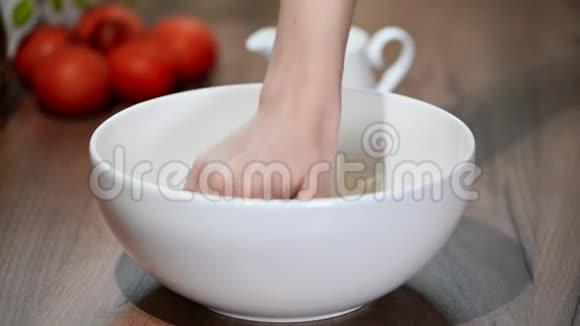 用女性的手在白碗里做面团视频的预览图