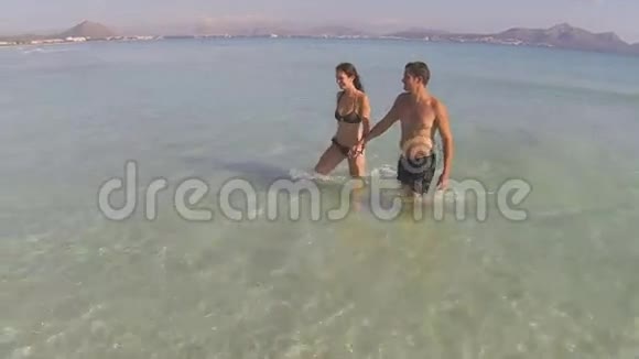 在海滩上的年轻夫妇视频的预览图