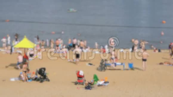 人们在拥挤的沙滩上日光浴视频的预览图