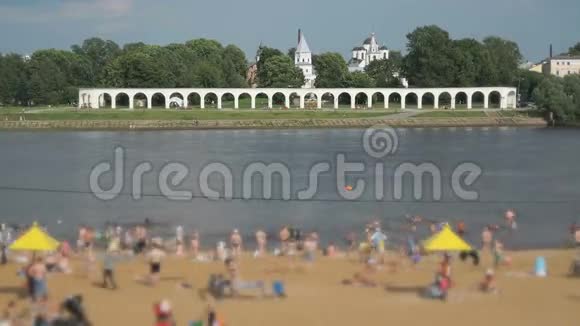 人们在拥挤的沙滩上游泳视频的预览图