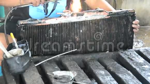 泰国人使用铅和气焊视频的预览图