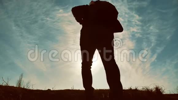 旅游旅行者徒步旅行者的剪影有背包的人日落时的人剪影人站在大自然中视频的预览图