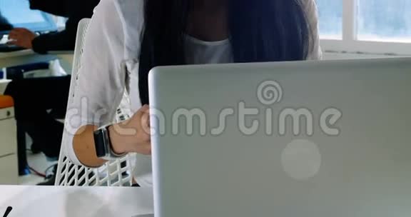 女高管在喝咖啡时使用笔记本电脑视频的预览图