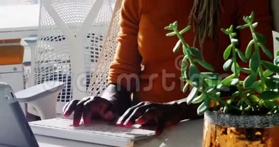 女高管在办公桌上用键盘打字视频的预览图
