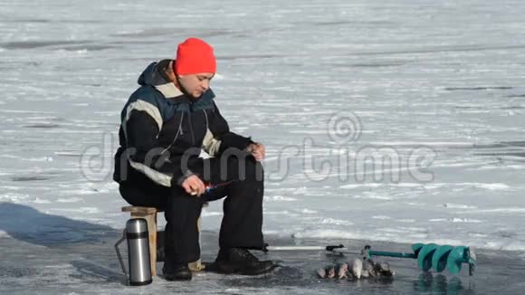 渔夫是冬天钓鱼的人视频的预览图