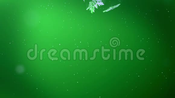 闪亮的三维雪花漂浮在绿色背景上的空气中用作圣诞节新年贺卡或冬季环境的动画视频的预览图