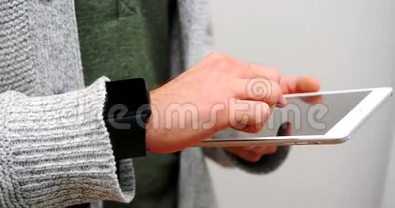 男性高管中段使用数码平板电脑视频的预览图