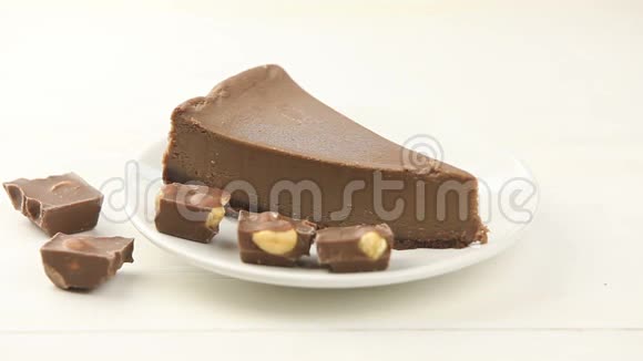 桌上的白色盘子里有巧克力芝士蛋糕视频的预览图
