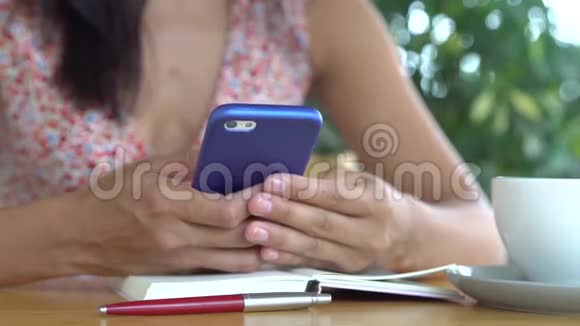 在咖啡馆里做智能手机的女人视频的预览图