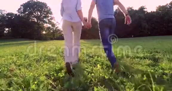 快乐的一对一起跑步视频的预览图