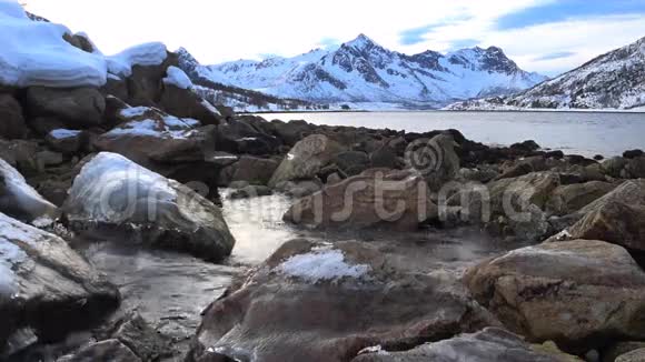 挪威北部Senja岛上的Sifjord景观视频的预览图