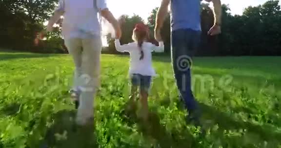 幸福的家庭一起跑步视频的预览图