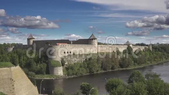 位于俄罗斯和爱沙尼亚边境的伊万哥罗德堡垒视频的预览图