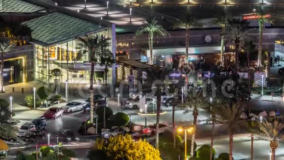 从阿联酋塔台附近的顶部公路上的交通在夜间时滞迪拜阿联酋视频的预览图