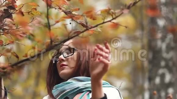 秋天公园里一个年轻漂亮女人的肖像视频的预览图