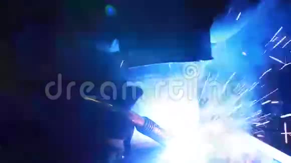 工人带防护面罩焊接金属视频的预览图
