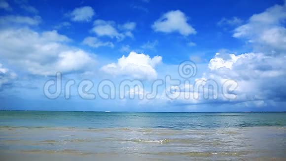 热带海洋和蓝天背景视频的预览图