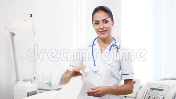 美丽的黑发女医务工作者视频的预览图