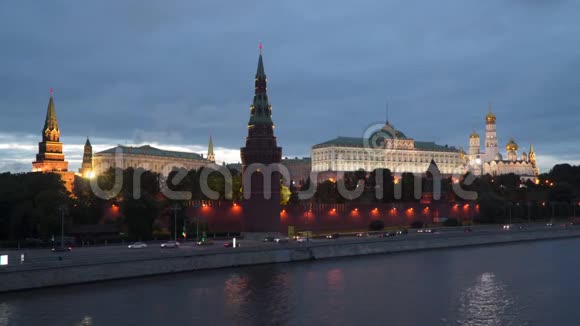 莫斯科俄罗斯克里姆林宫银行的夜景视频的预览图