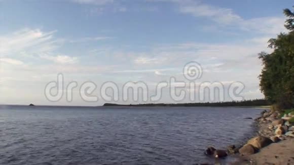 白海的海岸和平静的水视频的预览图