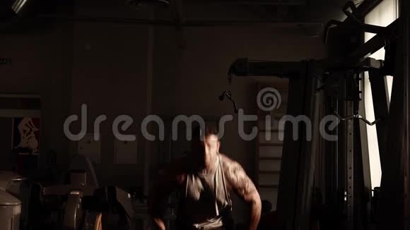 年轻的健美运动员在健身房训练视频的预览图