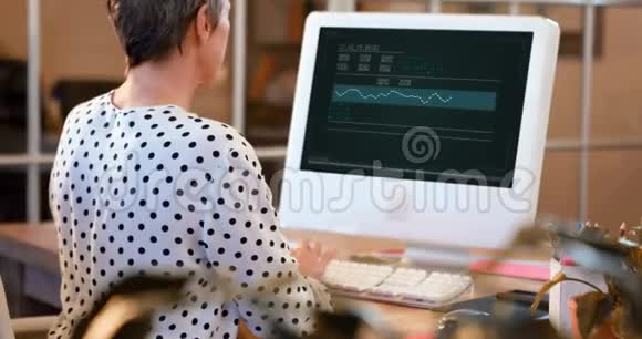 办公桌上使用数码平板电脑的男性高管视频的预览图