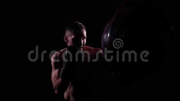 健身房的拳击手训练戏剧照明视频的预览图