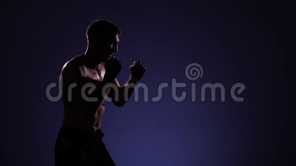 健身房的拳击手训练戏剧照明视频的预览图