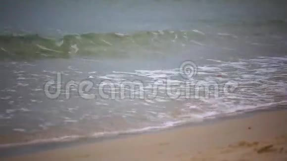 沙滩上的海浪高清1920x1080视频的预览图