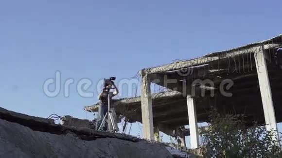 带着复古相机的人在废墟中视频的预览图
