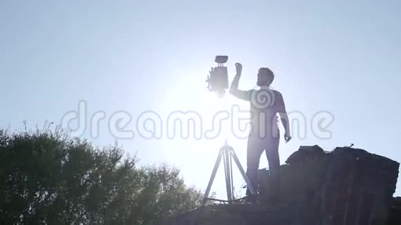 带着复古相机的人在废墟中视频的预览图
