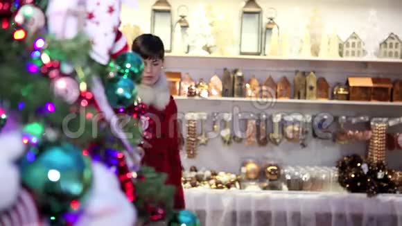 妇女为市场上的树木购买圣诞装饰品视频的预览图