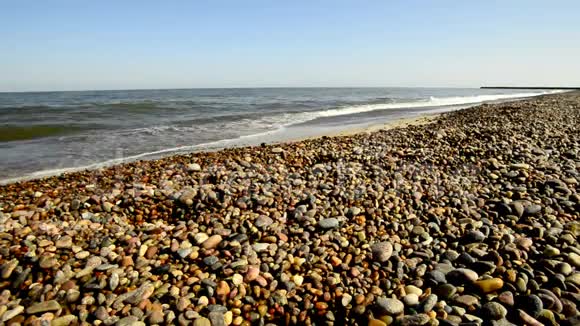 波罗的海海滩鹅卵石上有海浪视频的预览图
