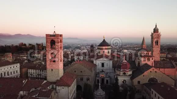 贝加莫意大利无人机鸟瞰老城区日落时市中心和历史建筑的景观视频的预览图