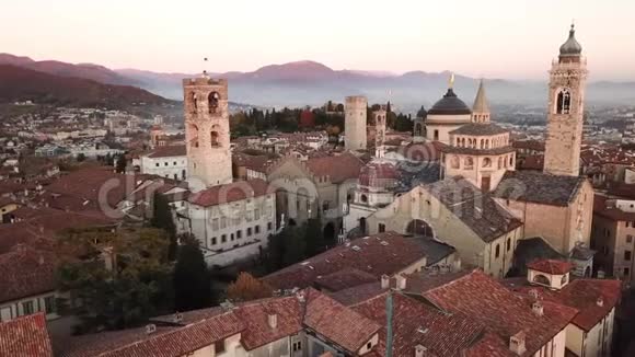 贝加莫意大利无人机鸟瞰老城区日落时市中心和历史建筑的景观视频的预览图