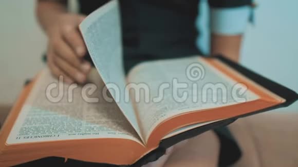 小女孩用手中的圣经祈祷天主教神圣的圣经儿童和生活方式宗教视频的预览图