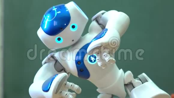 一个有人脸和人形的小机器人视频的预览图
