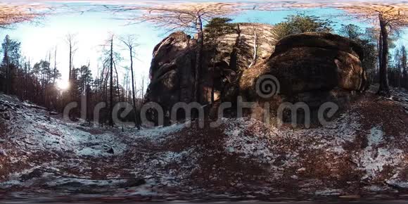 4K360VR虚拟现实的一个美丽的山景在秋天的时候野生西伯利亚山脉视频的预览图