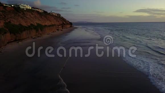 海啸冲浪和海滩场景视频的预览图